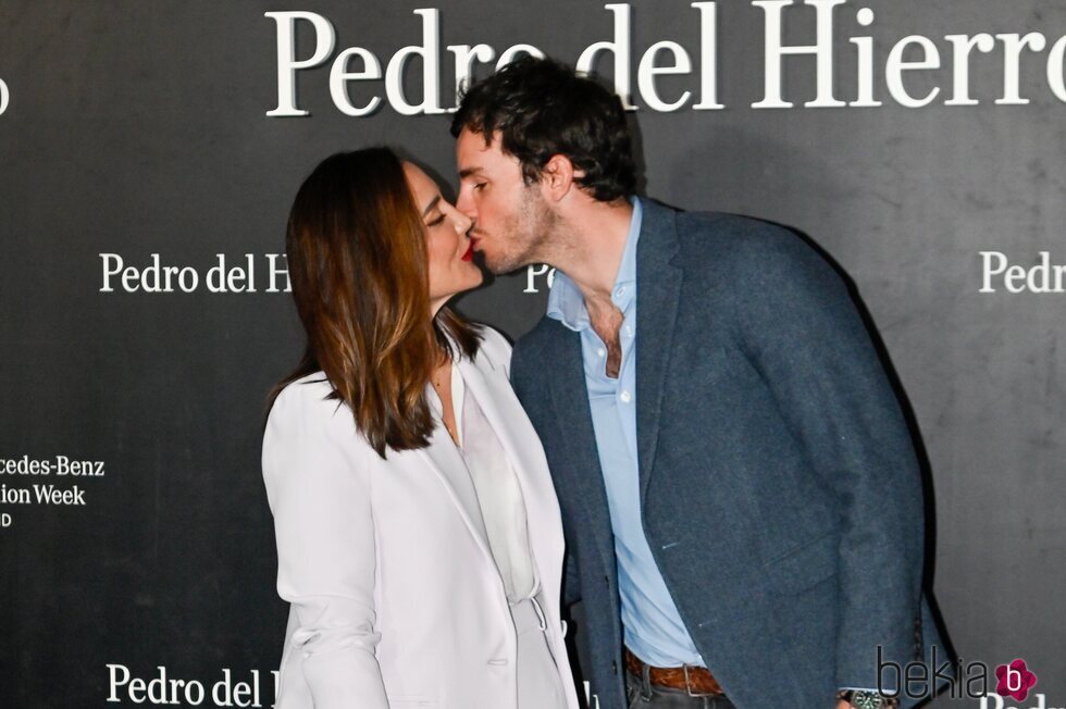 Tamara Falcó e Íñigo Onieva besándose en el desfile de Pedro del Hierro en la Cibeles Madrid Fashion Week 2023