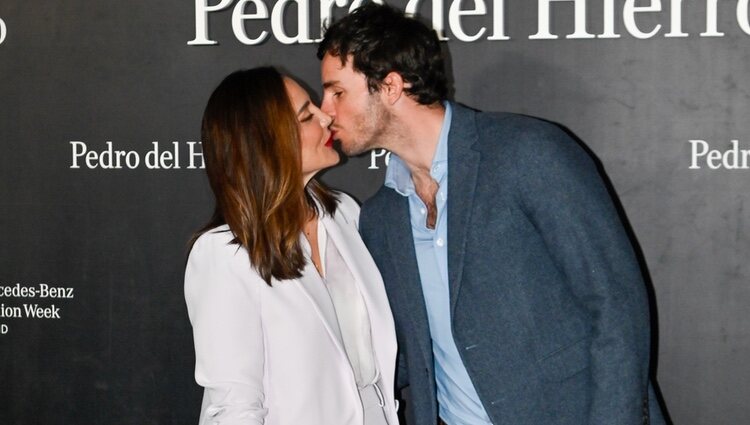 Tamara Falcó e Íñigo Onieva besándose en el desfile de Pedro del Hierro en la Cibeles Madrid Fashion Week 2023