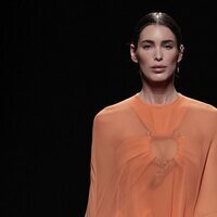 Marta López Álamo desfilando en la MBFWMadrid 2023