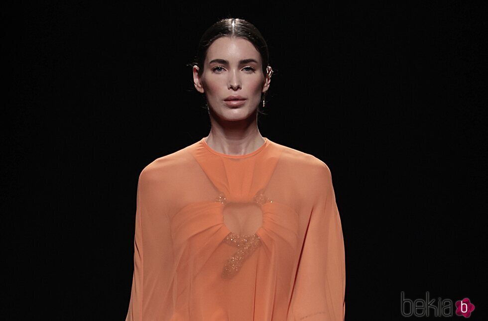 Marta López Álamo desfilando en la MBFWMadrid 2023