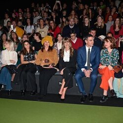 Eugenia Martínez de Irujo, Tana Rivera, Luz Casa, Begoña Gómez y Pedro Sánchez en el desfile otoño/invierno 23/24 de Teresa Helbig