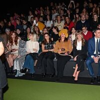 Eugenia Martínez de Irujo, Tana Rivera, Luz Casa, Begoña Gómez y Pedro Sánchez en el desfile otoño/invierno 23/24 de Teresa Helbig