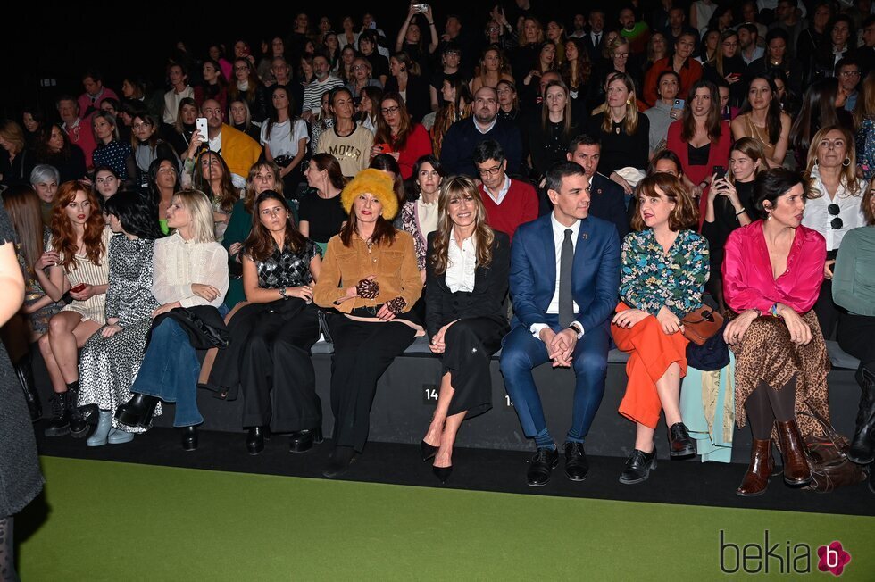 Eugenia Martínez de Irujo, Tana Rivera, Luz Casa, Begoña Gómez y Pedro Sánchez en el desfile otoño/invierno 23/24 de Teresa Helbig