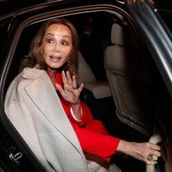 Isabel Preysler en el coche a la salida del Teatro Real