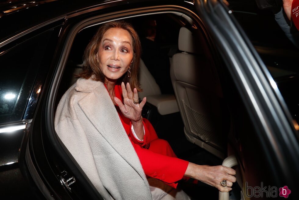 Isabel Preysler en el coche a la salida del Teatro Real