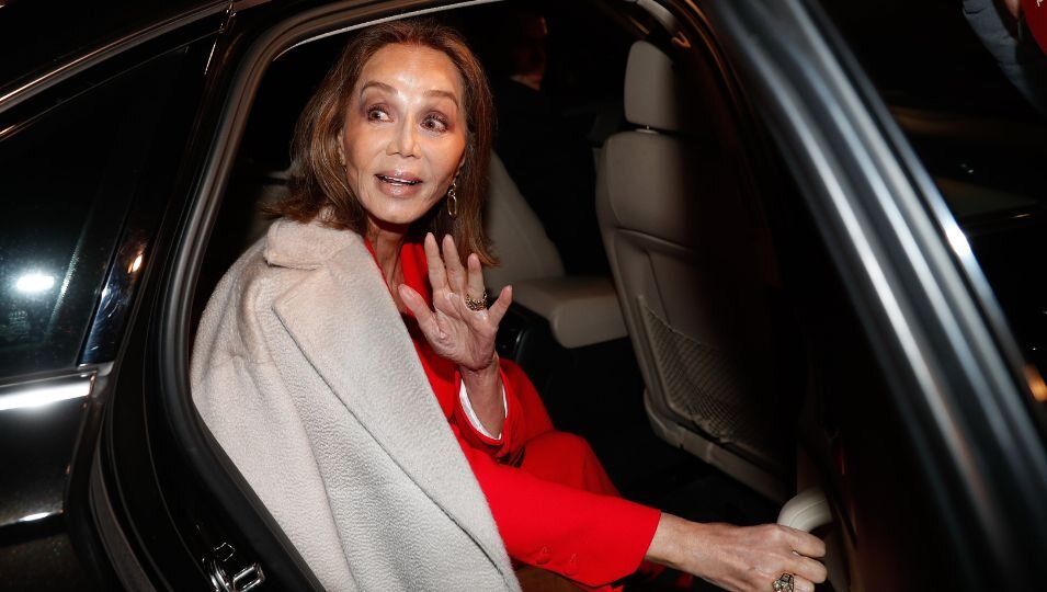 Isabel Preysler en el coche a la salida del Teatro Real