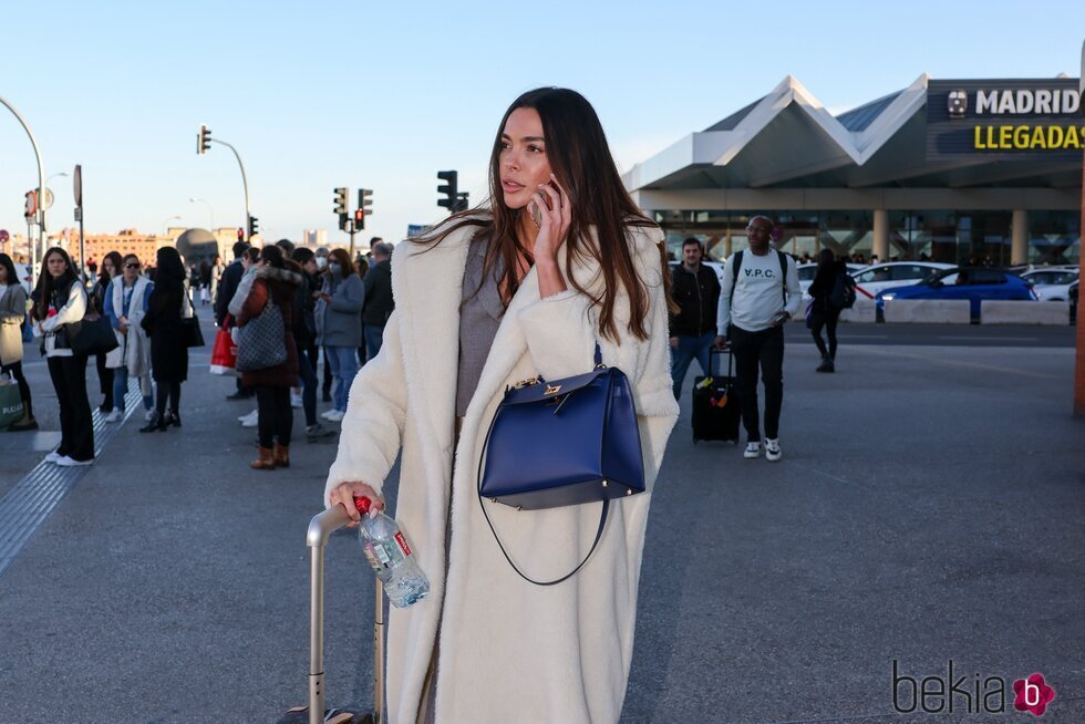 Joana Sanz habla por teléfono en su llegada a Atocha para participar en la MBFWMadrid 2023