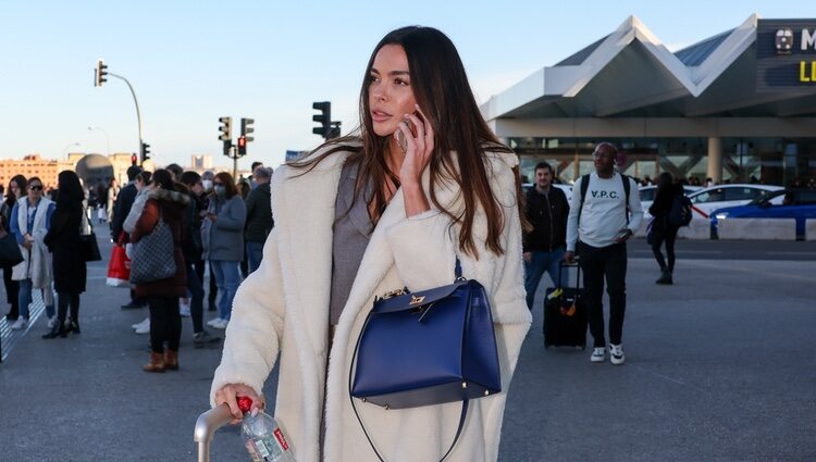 Joana Sanz habla por teléfono en su llegada a Atocha para participar en la MBFWMadrid 2023