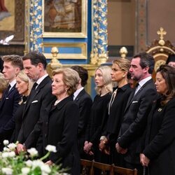 La Familia Real griega en la iglesia donde han celebrado la misa funeral por Constantino de Grecia