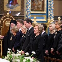 La Familia Real griega en la iglesia donde han celebrado la misa funeral por Constantino de Grecia