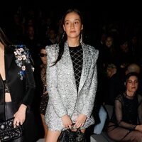 Victoria Federica posando en el front row de la MBFWMadrid 2023