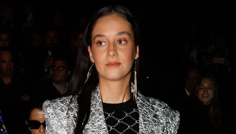 Victoria Federica posando en el front row de la MBFWMadrid 2023