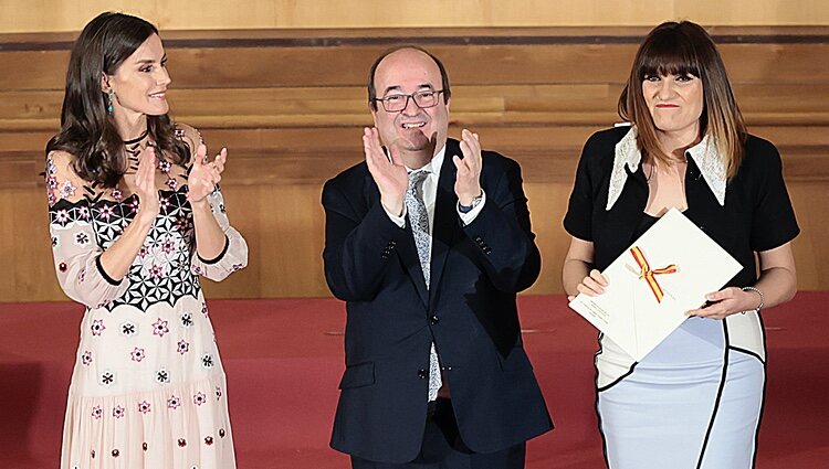 La Reina Letizia, aplaudiendo a Rozalén tras ser galardonada en los Premios Nacionales de Cultura 2021