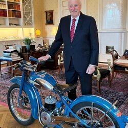 Harald de Noruega con la moto que le regaló su padre a los 16 años