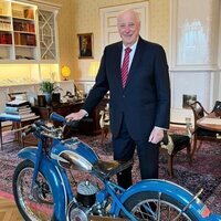 Harald de Noruega con la moto que le regaló su padre a los 16 años