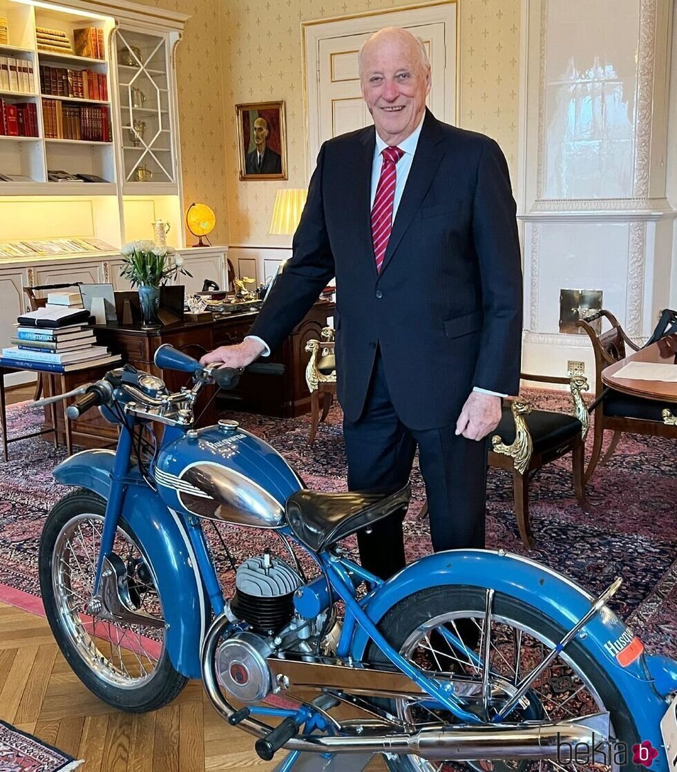 Harald de Noruega con la moto que le regaló su padre a los 16 años