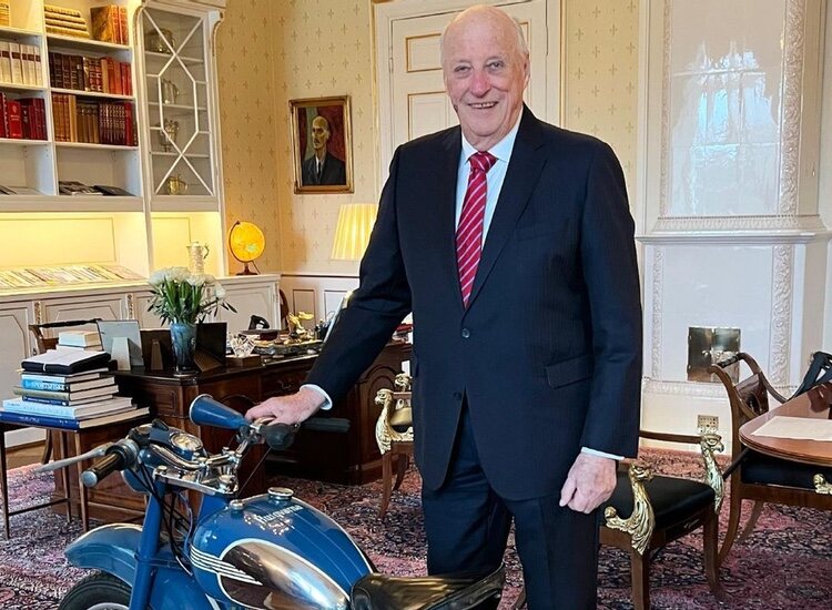 Harald de Noruega con la moto que le regaló su padre a los 16 años