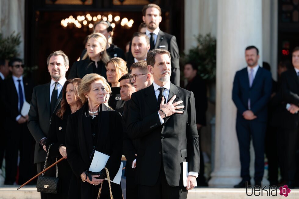 Pablo de Grecia y otros miembros de la Familia Real Griega tras el funeral de Constantino de Grecia