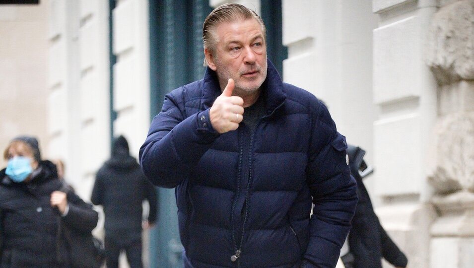 Alec Baldwin dando un paseo por Nueva York