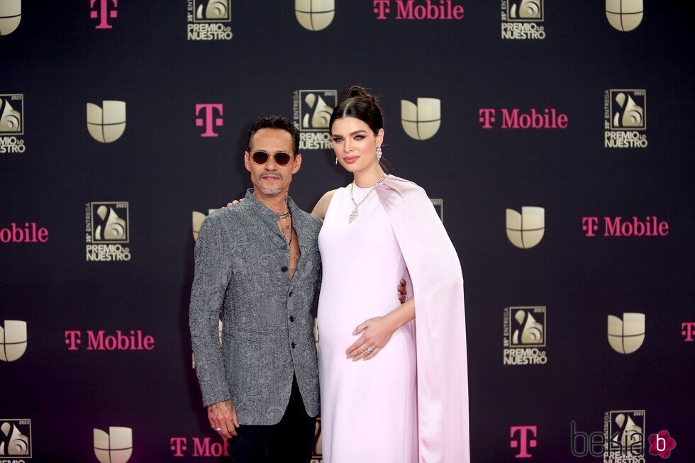 Marc Anthony y Nadia Ferreira en los Premios Lo Nuestro 2023