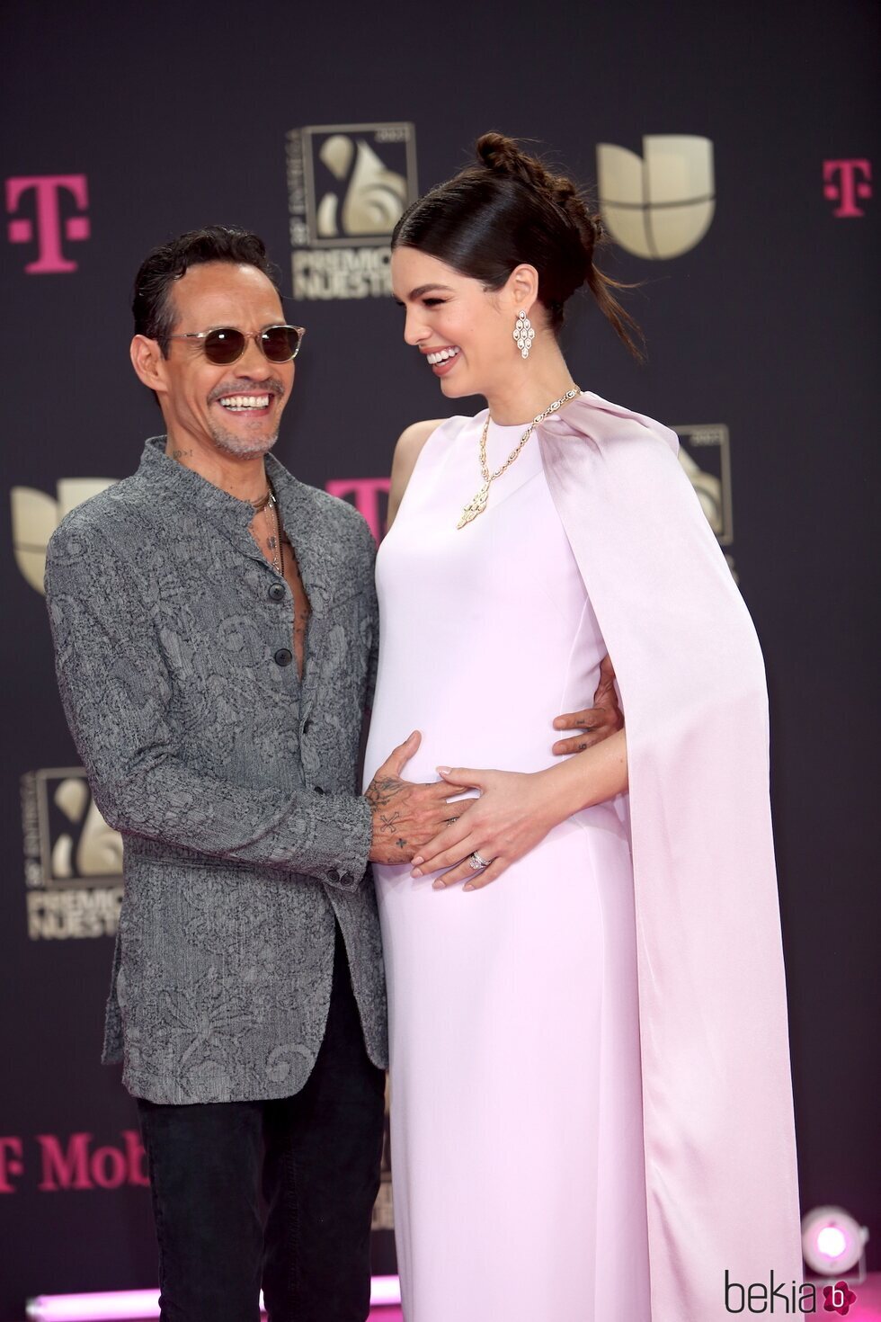 Marc Anthony acaricia la barriga de embarazada de Nadia Ferreira en los Premios Lo Nuestro 2023