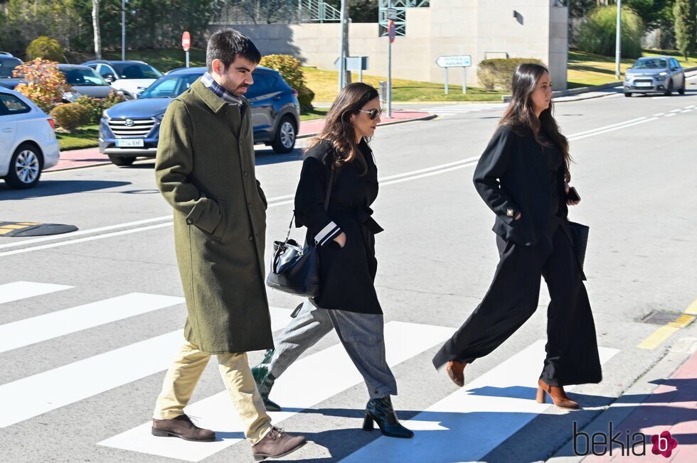 Familiares y amigos llegando a dar el último adiós a Laura Boyer