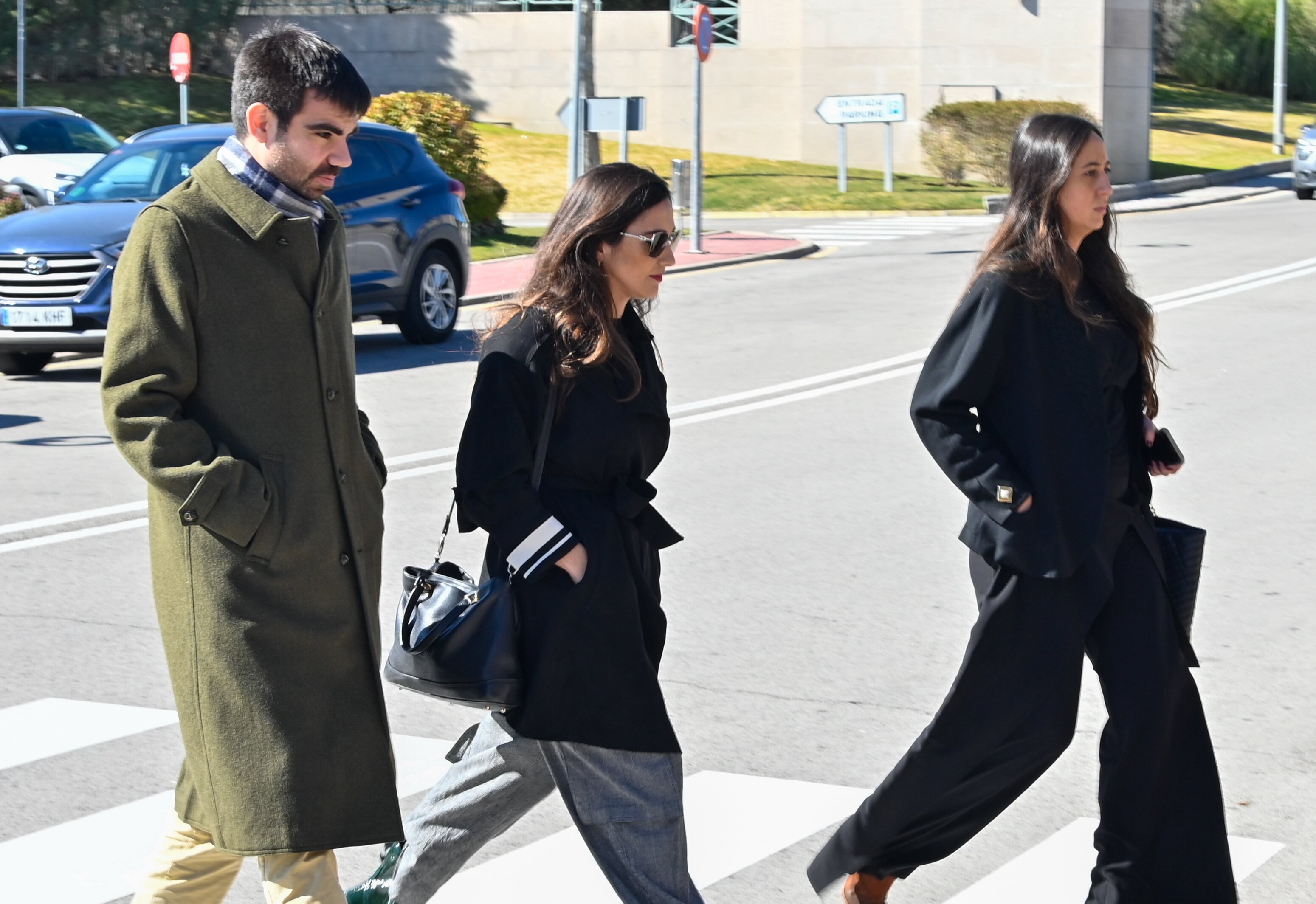 Familiares y amigos llegando a dar el último adiós a Laura Boyer