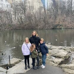 Magdalena de Suecia con sus hijos Leonore, Nicolas y Adrienne de Suecia en Nueva York