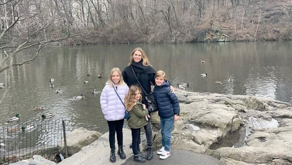 Magdalena de Suecia con sus hijos Leonore, Nicolas y Adrienne de Suecia en Nueva York