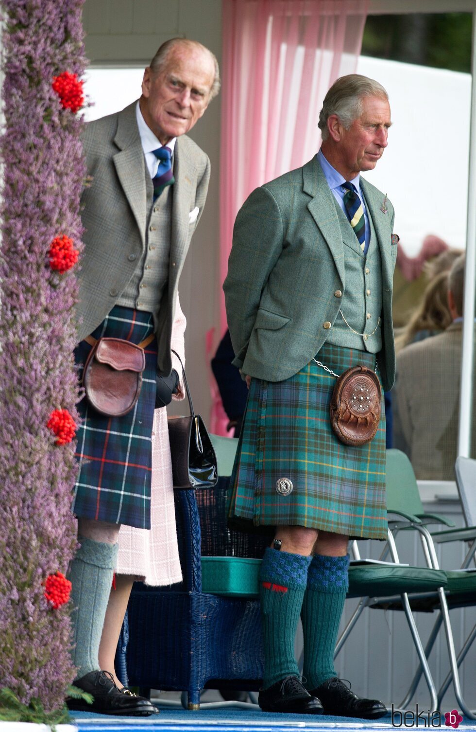 El Duque de Edimburgo y su hijo Carlos III en los Braemar Games de Escocia