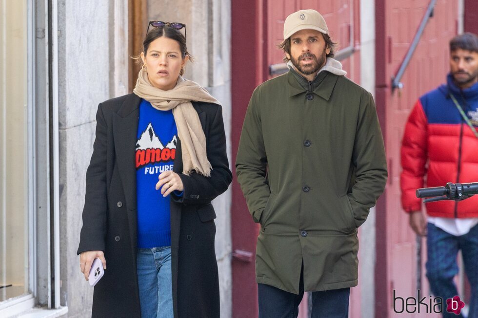 Isabelle Junot y Álvaro Falcó paseando por Madrid