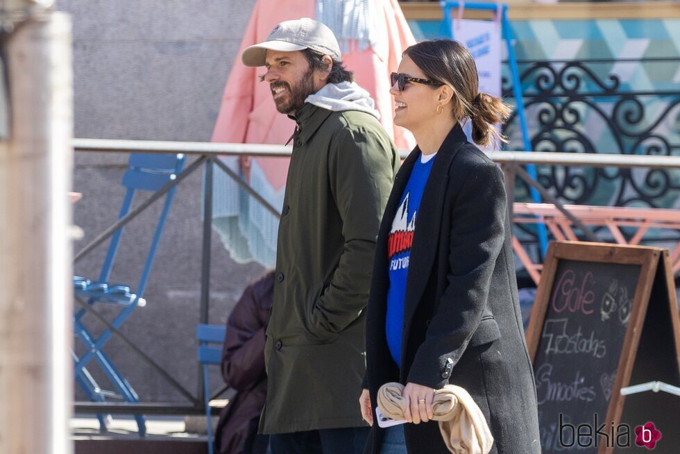 Isabelle Junot y Álvaro Falcó dando un paseo por Madrid