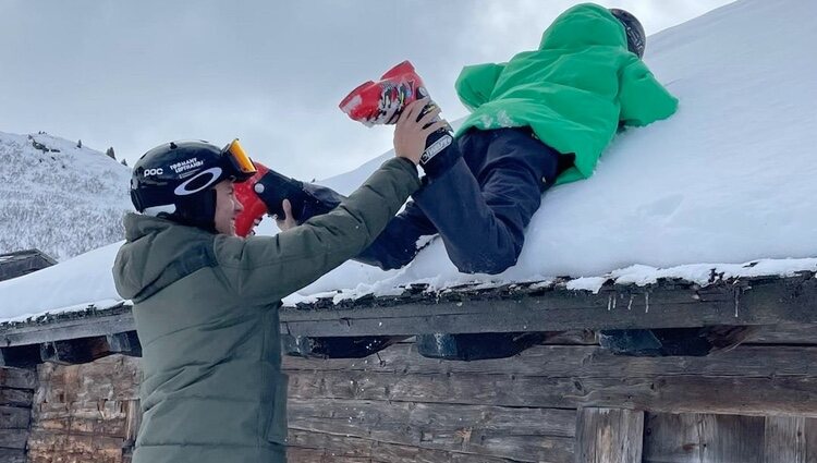 Nikolai de Dinamarca ayuda a su hermano Henrik de Dinamarca a subir a un tejado