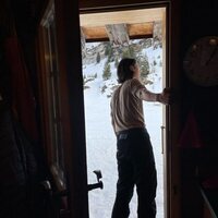 Nikolai de Dinamarca en una cabaña durante sus vacaciones en la nieve