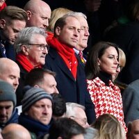 El Príncipe Guillermo y Kate Middleton en un partido de rugby en Gales