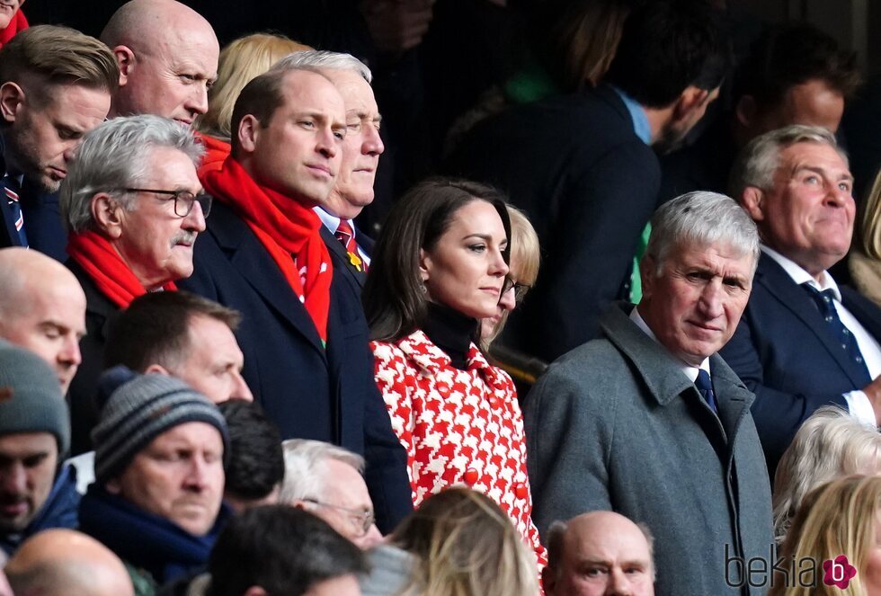 El Príncipe Guillermo y Kate Middleton en un partido de rugby en Gales