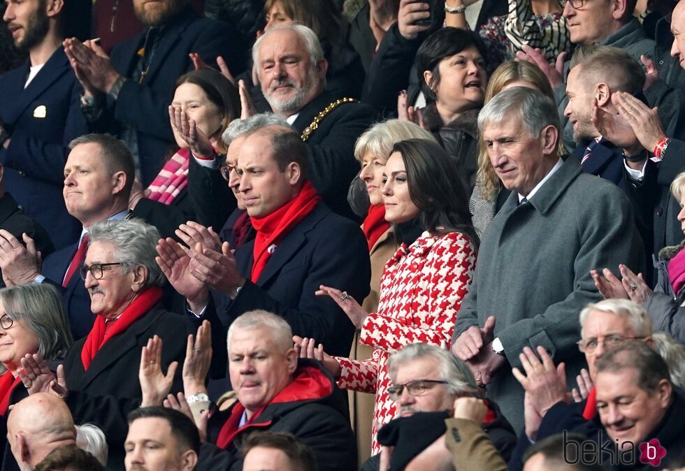 El Príncipe Guillermo y Kate Middleton en un partido de rugby entre Gales e Inglaterra