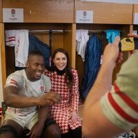 Kate Middleton posando con un jugador de rugby de Inglaterra