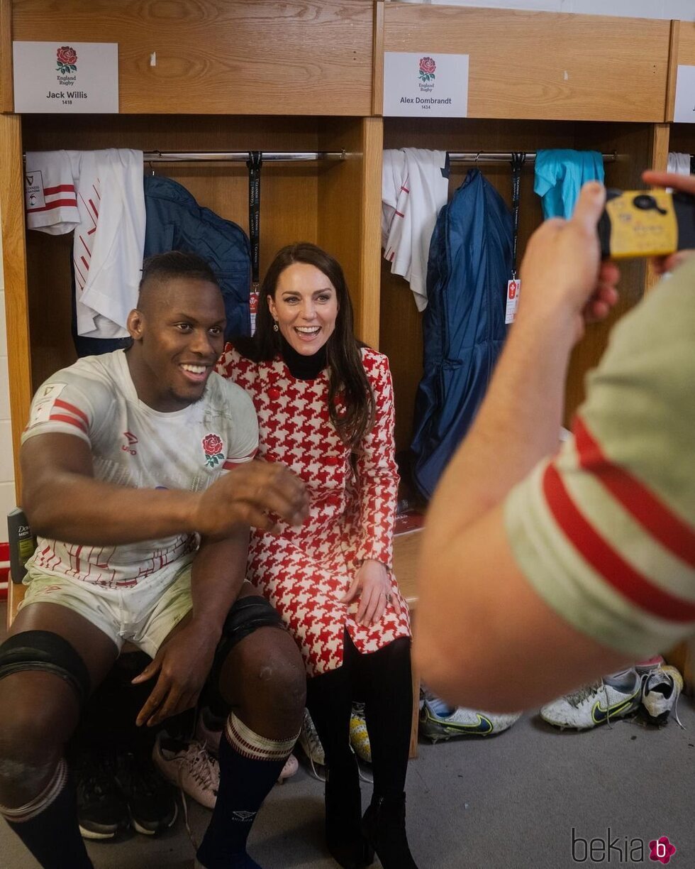 Kate Middleton posando con un jugador de rugby de Inglaterra