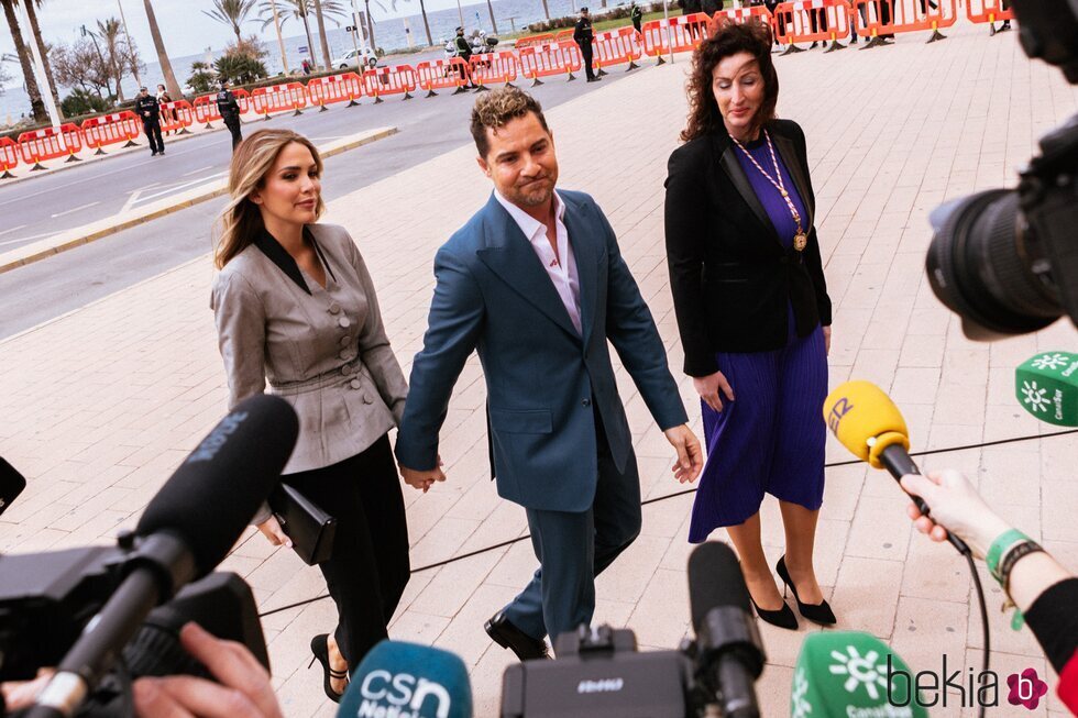 David Bisbal y Rosanna Zanetti acudiendo juntos al acto en el que él ha sido nombrado Hijo Predilecto de Almería