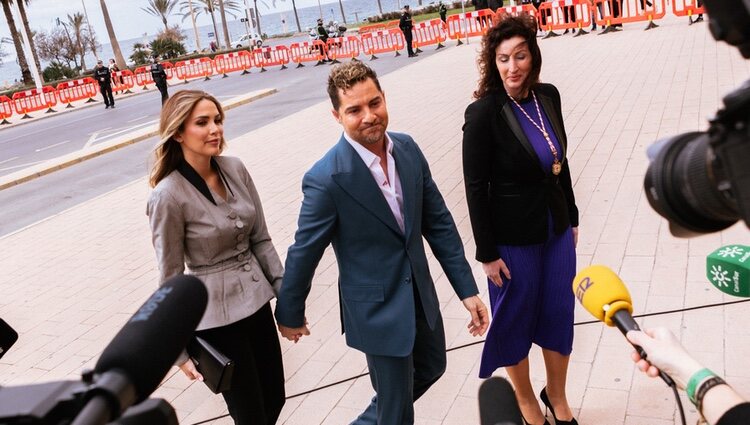 David Bisbal y Rosanna Zanetti acudiendo juntos al acto en el que él ha sido nombrado Hijo Predilecto de Almería