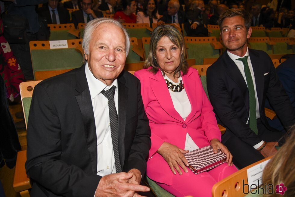 Manuel Benítez con su hijo Julio y su mujer en la entrega de las Medallas de Andalucía 2023