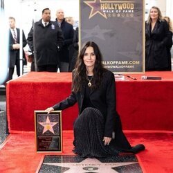 Courteney Cox con su estrella en el Paseo de la Fama