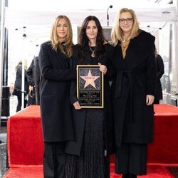 Courteney Cox con su estrella en el Paseo de la Fama junto a Jennifer Aniston y Lisa Kudrow 