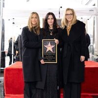 Courteney Cox con su estrella en el Paseo de la Fama junto a Jennifer Aniston y Lisa Kudrow 