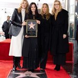 Courteney Cox con su estrella en el Paseo de la Fama junto a Laura Dern, Jennifer Aniston y Lisa Kudrow 