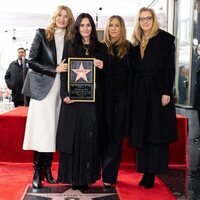 Courteney Cox con su estrella en el Paseo de la Fama junto a Laura Dern, Jennifer Aniston y Lisa Kudrow 