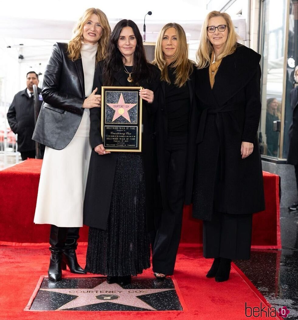 Courteney Cox con su estrella en el Paseo de la Fama junto a Laura Dern, Jennifer Aniston y Lisa Kudrow 