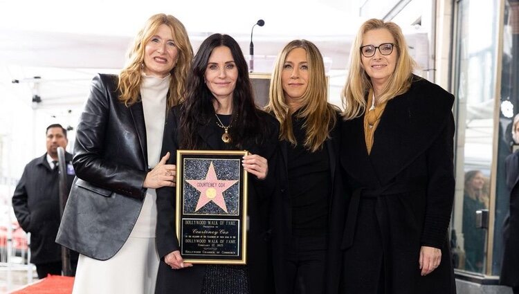 Courteney Cox con su estrella en el Paseo de la Fama junto a Laura Dern, Jennifer Aniston y Lisa Kudrow 