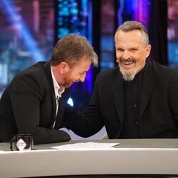 Miguel Bosé y Pablo Motos partiéndose de risa en 'El Hormiguero'